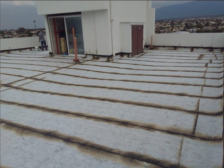 Terraza de un edificio en Catamarca con membrana asfáltica con geotextil expuesto