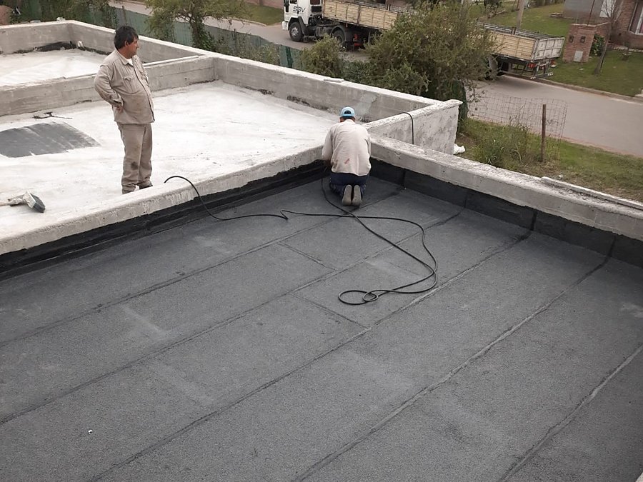 Colocación de membrana asfáltica con revestimiento mineral en una terraza de Despeñaderos